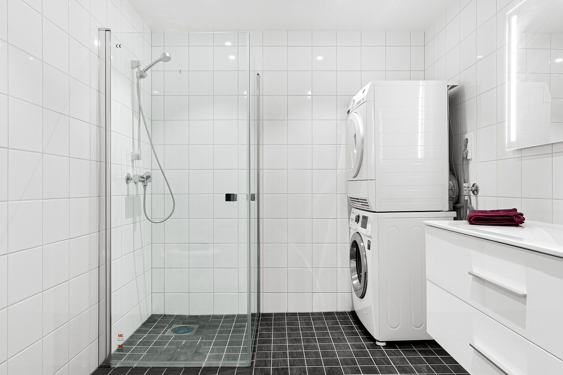 Fara rame, fara stres: paravanele walk-in care simplifica viata